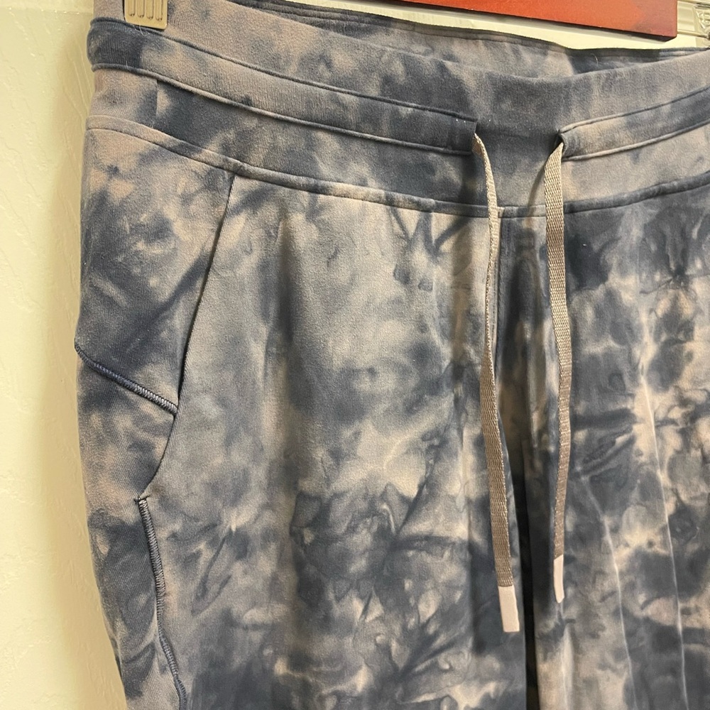 Lululemon Dye Pattern Cropped Joggers - image 4